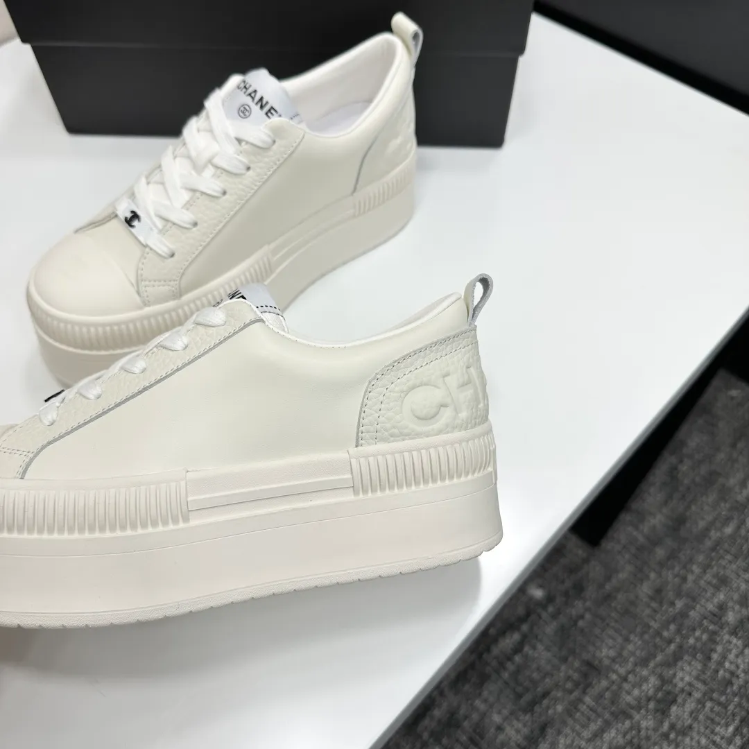 👟👟Ex-factory price 560👟👟Chanel Panda Shoes! 2025 counter's top casual sports shoes. This classic design; the upper is electro-embroidered with a variety of techniques; the outsole is fashionable and sporty; the unusual inclusion of a variety of color matching elements... The diversified mix and match is very good-looking and versatile, and can be used for leisure, fashion, sports, and outdoor... ꫛꫀꪝ Go➫ Materials: ❶Upper made of: original imported first-layer silk cowhide + original waterproof cloth + original first-layer cowhide ❷Inner lining: Breathable mesh ❸ Outsole based on: original TPU combination outsole, full set of boutique packaging for women 35–41